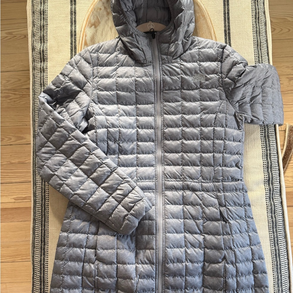 The North Face Women's Silver/Gray Puffer Coat. Only worn twice